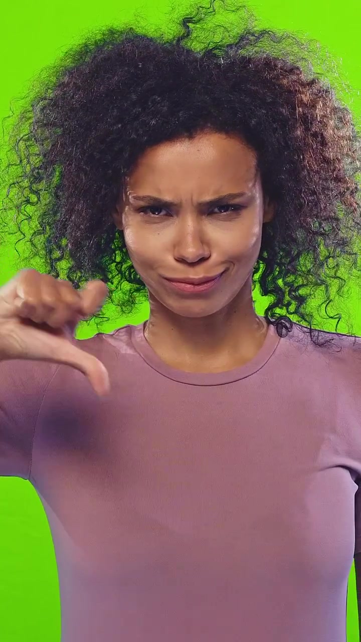 Donna afroamericana delusa che mostra un gesto di disapprovazione con il pollice verso il basso
