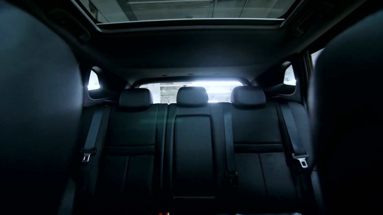 interior de coche vacío genérico. tiro hacia adelante de la pista