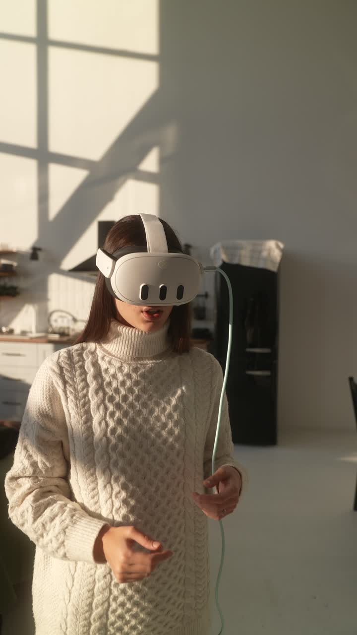 mujer experimentando realidad virtual en una cocina moderna