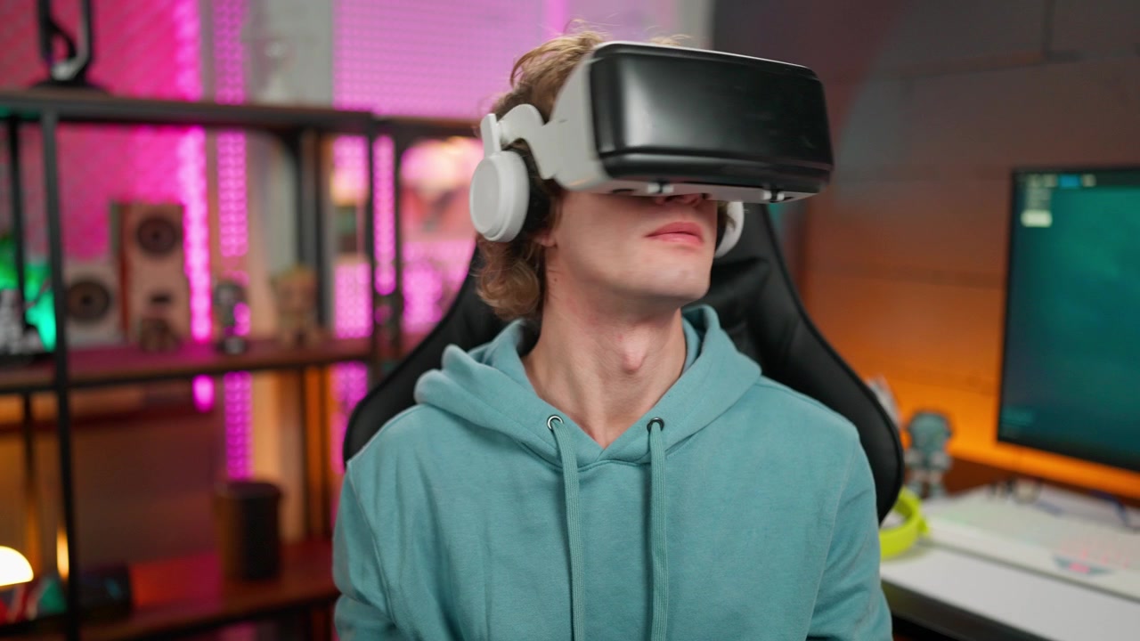 Giovane immerso nell'esperienza di gioco di realtà virtuale