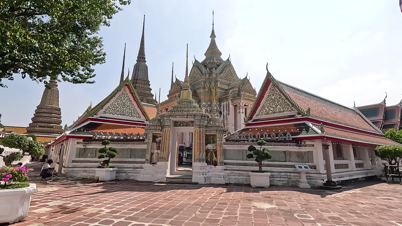 Una vista serena dell'architettura del Wat Pho