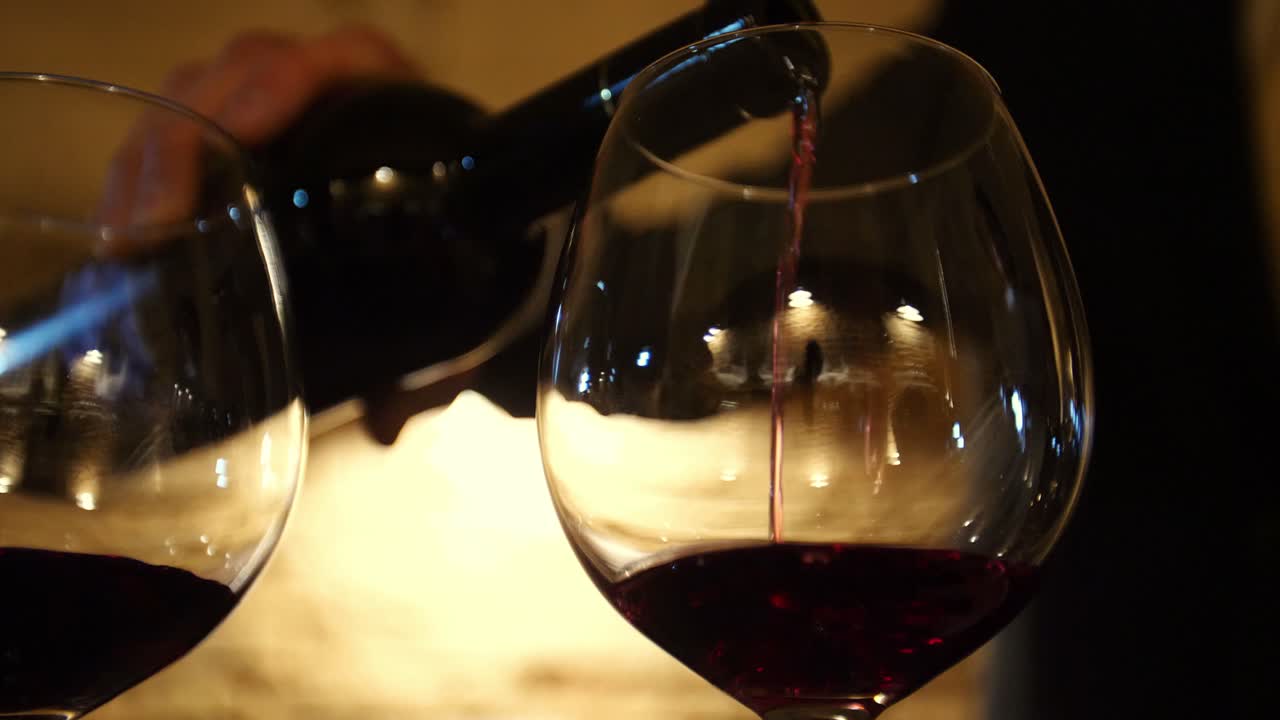Versare il vino rosso