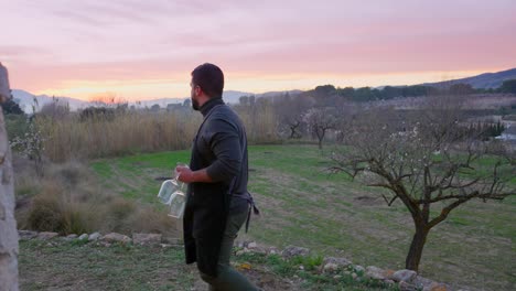 el chef camina por el campo para una cata de vinos al atardecer