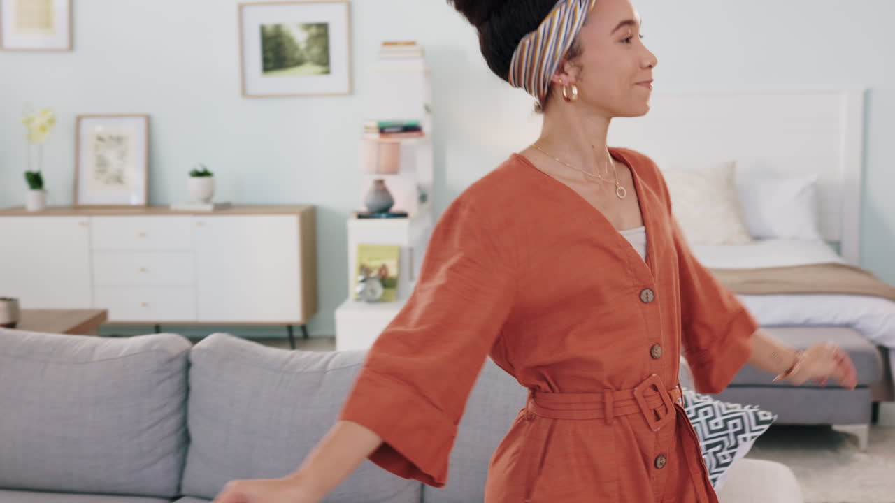 현대 가정 에서 스트레칭 하는 여자