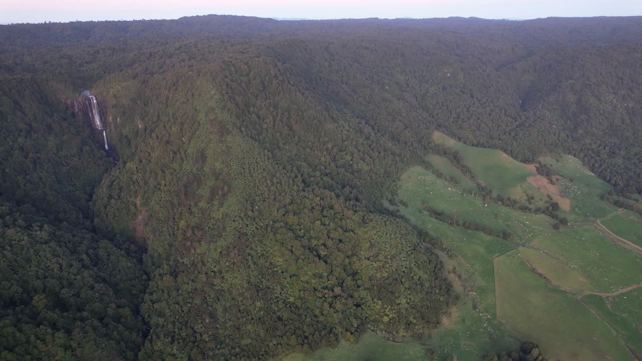 montañas boscosas de la cordillera de kaimai que rodean las cataratas de wairere cerca de matamata en la isla norte de nueva zelanda
