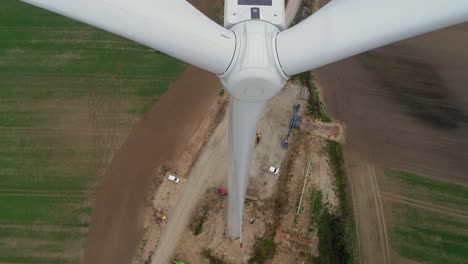 las palas del rotor de la turbina eólica no giran y están apagadas