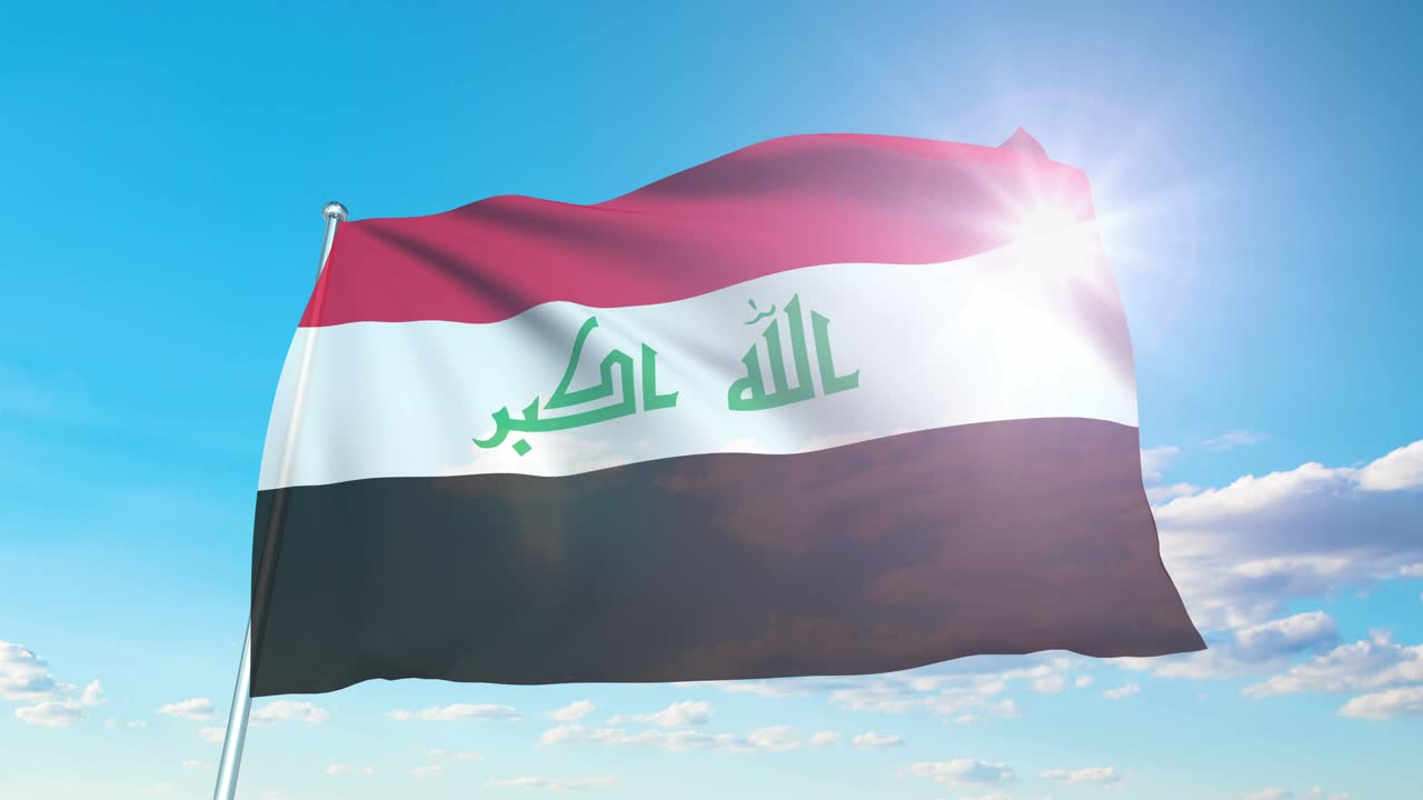 Bandiera dell'Iraq con struttura in tessuto contro un cielo nuvoloso (ripetibile)