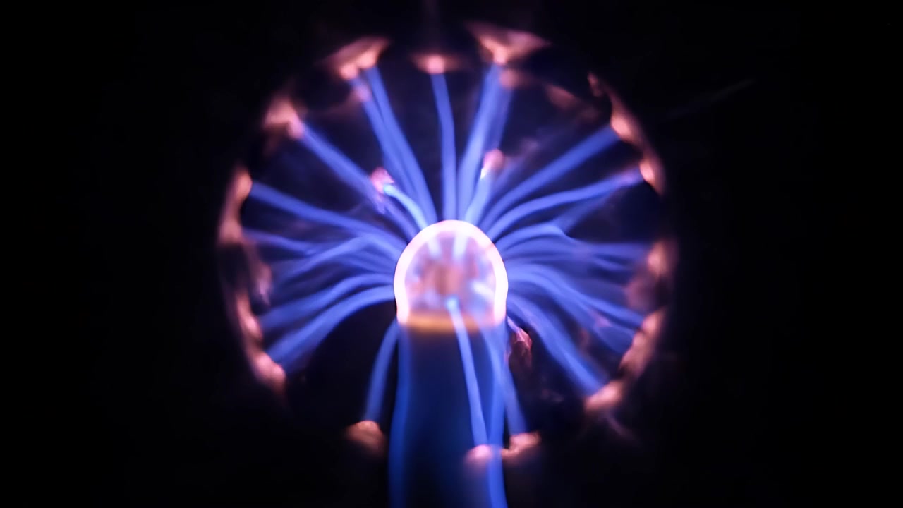 Lampada a sfera al plasma che si illumina con archi elettrici in una stanza buia