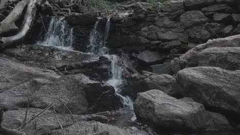 Wasser-Fließt-über-Große-Steine,-Wissahickon-Creek,-Philadelphia