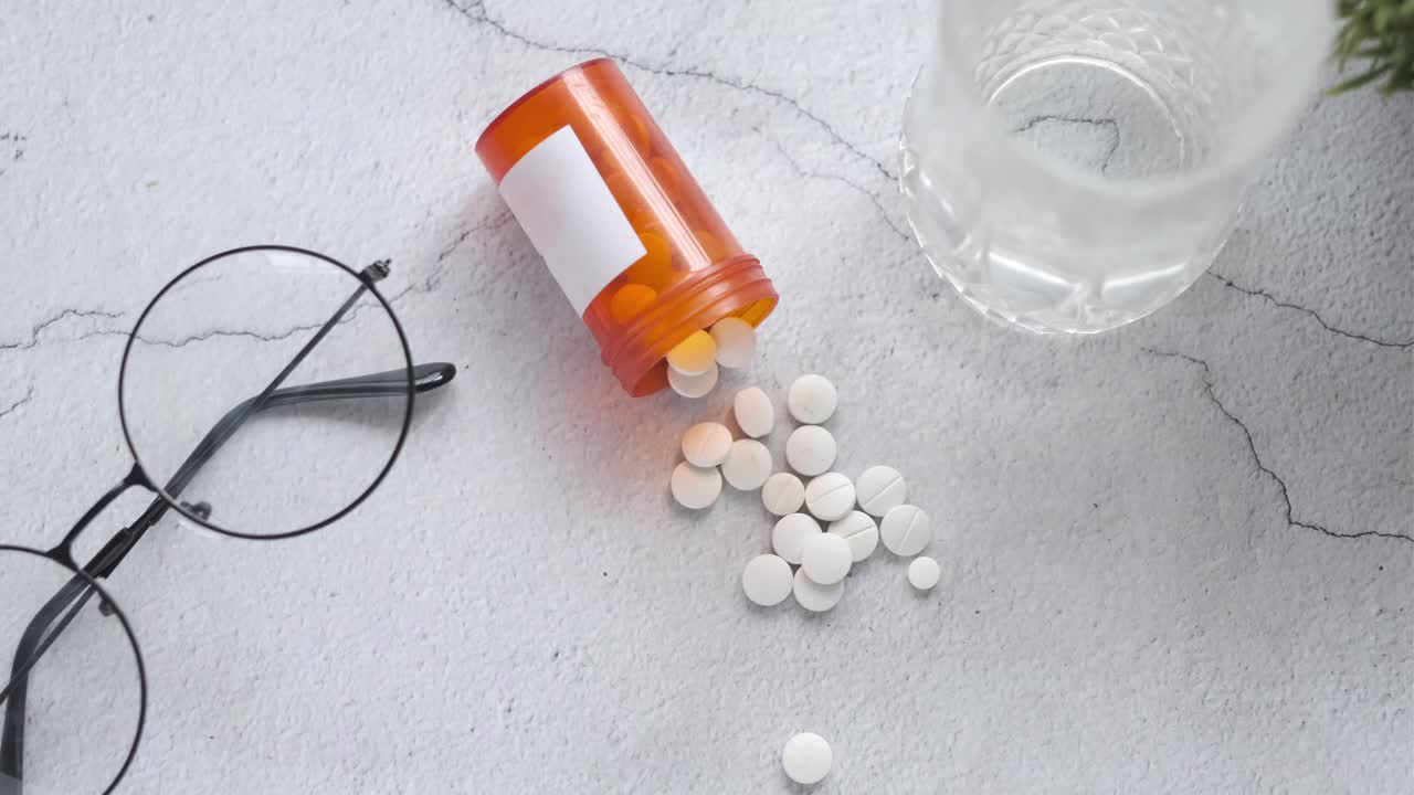 처방전 약과 물이 테이블 위에 있습니다.