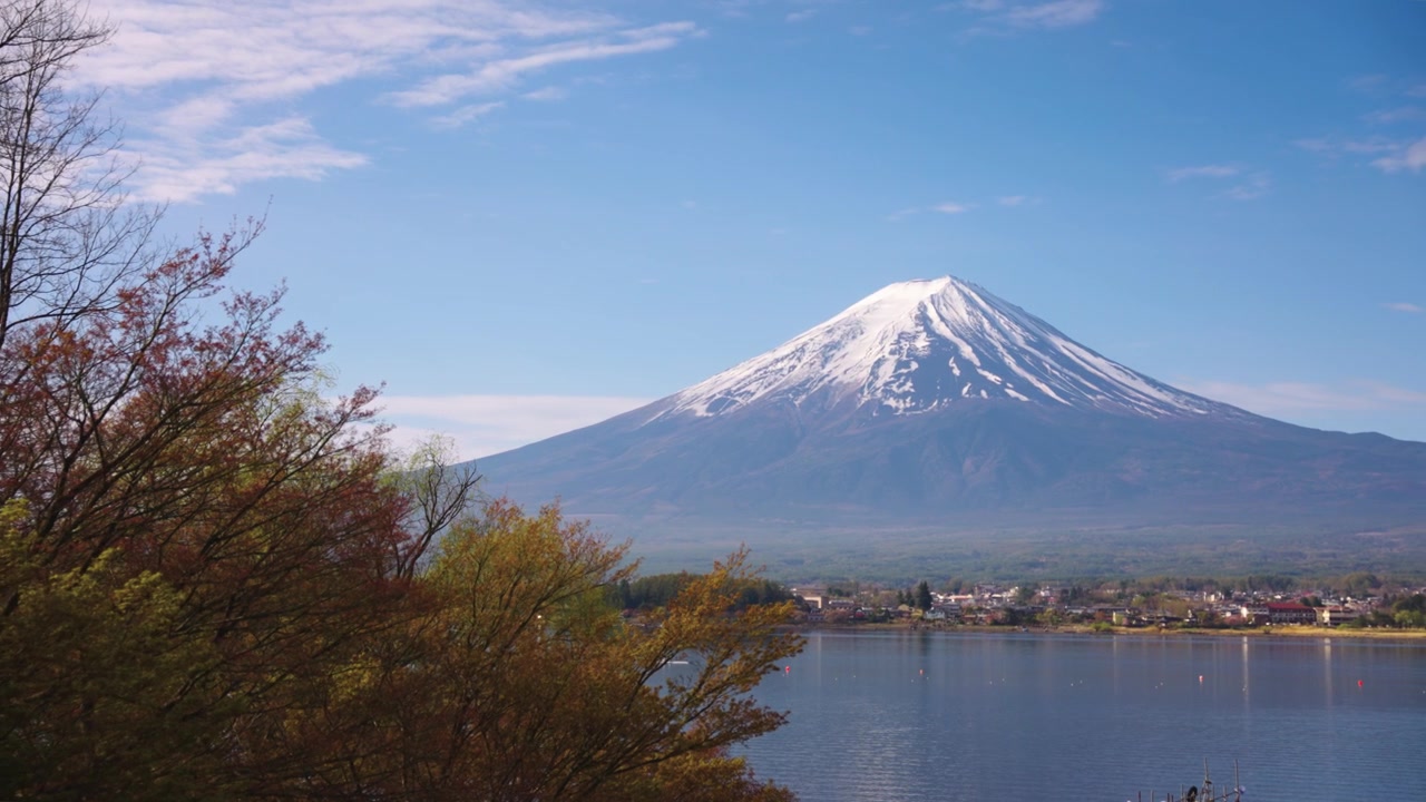 Vista iconica del Monte Fuji, che si riflette nel lago Kawaguchiko, Giappone