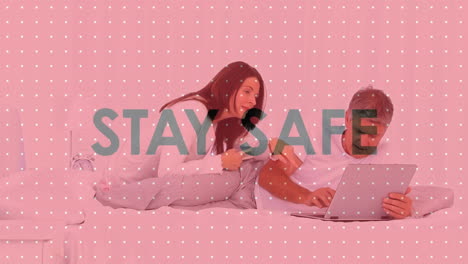 animación del mensaje de distanciamiento social sobre una pareja caucásica utilizando dispositivos electrónicos