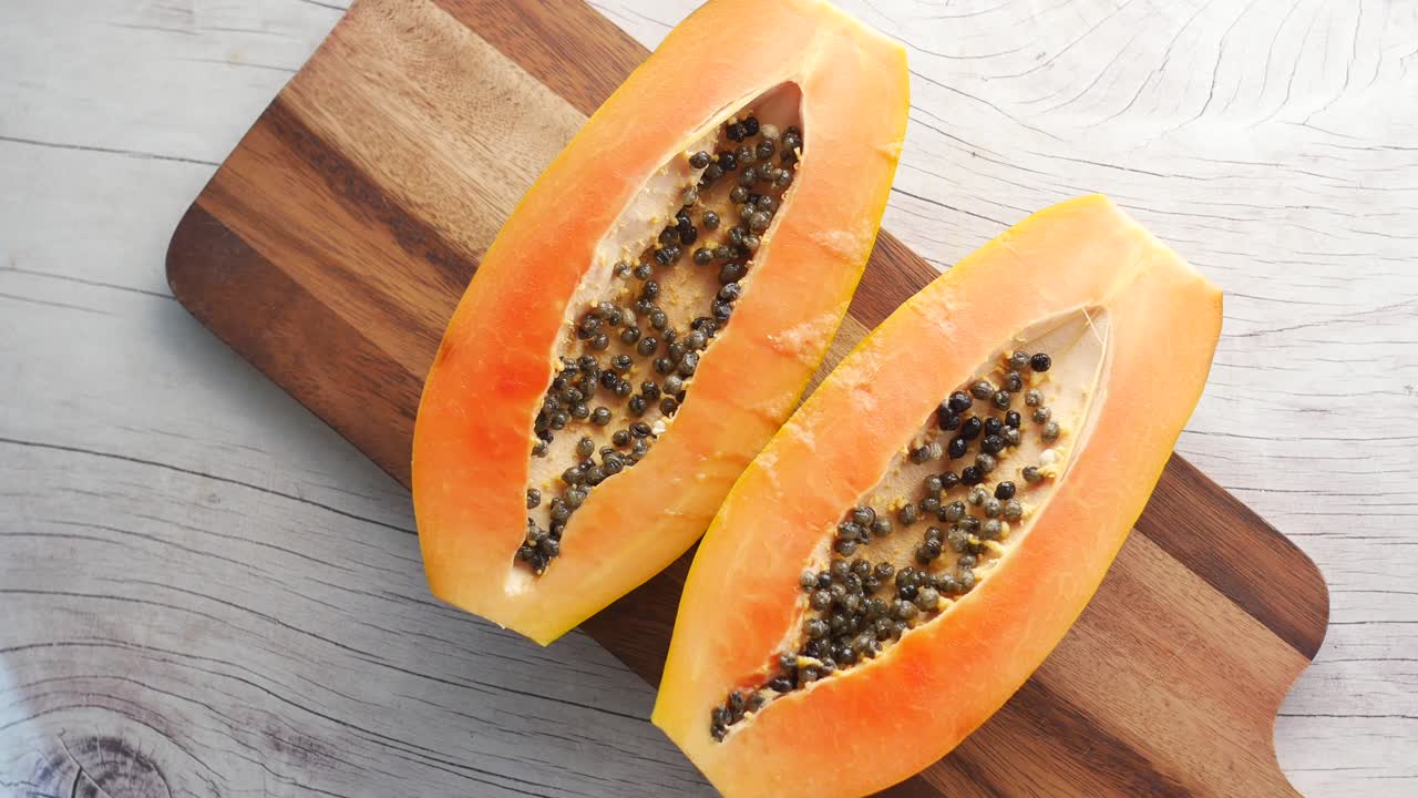 una rebanada de papaya en un plato blanco