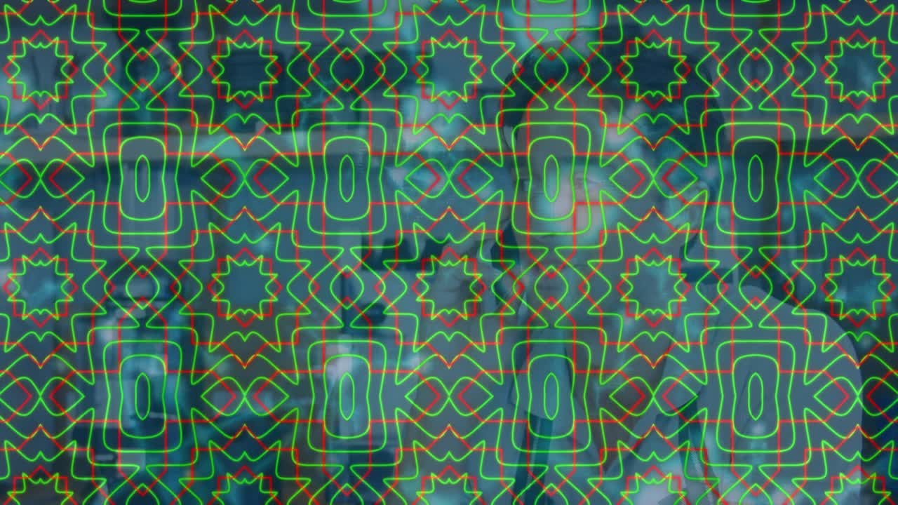 animación de patrones caleidoscópicos sobre un camarero caucásico hablando en su teléfono inteligente en una cafetería