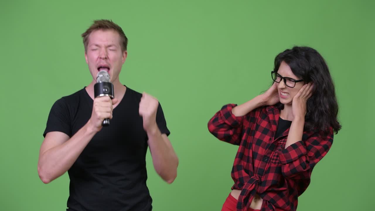 함께 노래 하는 젊은 부부