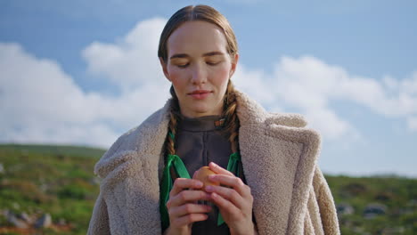mujer con huevo fresco en el campo verde. alimentación saludable estilo de vida sostenible