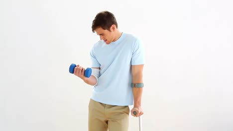 Injured-man-lifting-dumbbell