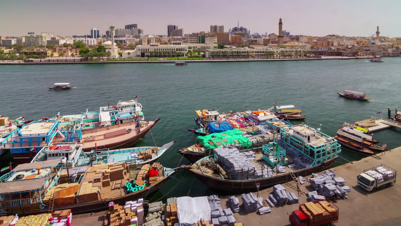 dubai luz del día deira arroyo estacionamiento de barcos panorama 4k lapso de tiempo emiratos árabes unidos
