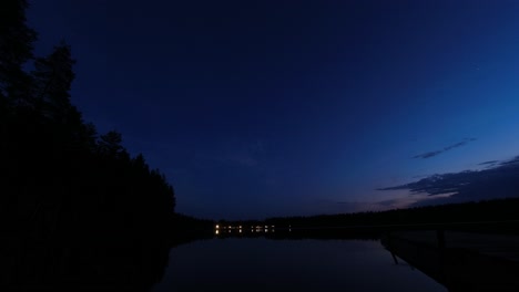 Lapso-De-Tiempo-Desde-El-Anochecer-Hasta-La-Noche-Sobre-Un-Lago