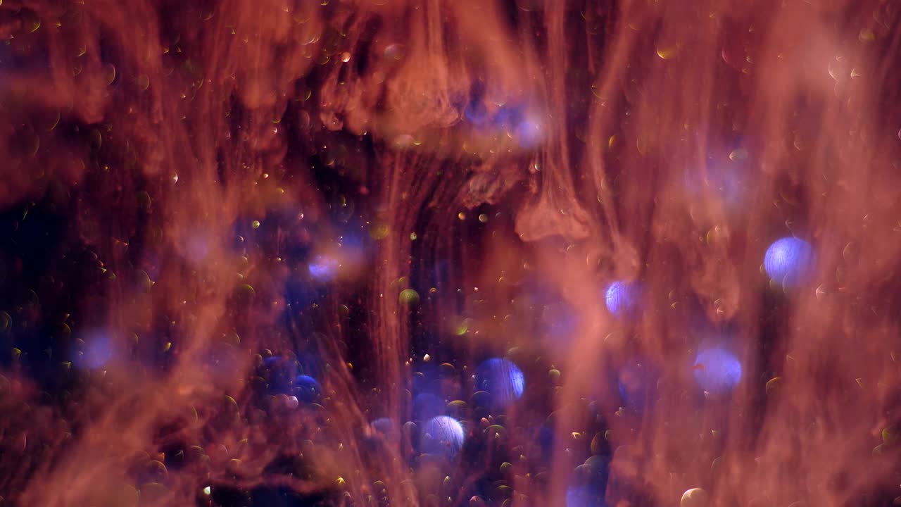 가운 투명한 연기가 떨어지고 공간을 채우고, 보케 푸른 입자가 반이고 무작위로 움직입니다.