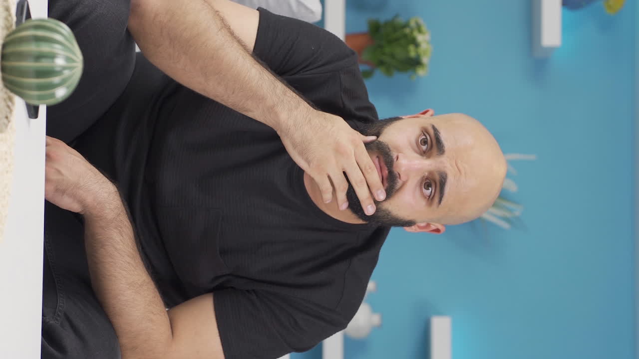 비관적인 남자의 수직 비디오는 집에서 혼란스럽습니다.