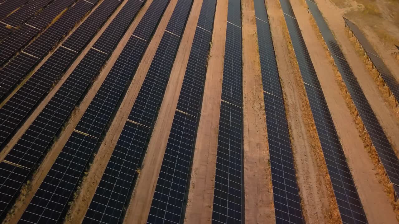 Solcellepark, solpanel, energi, miljøvenlig, elforsyning, drone luftfoto.