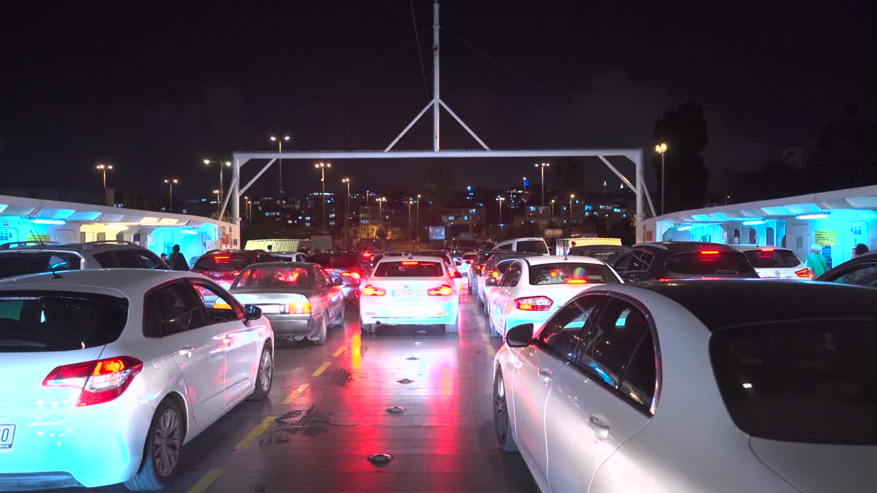 페리의 차량 통행.