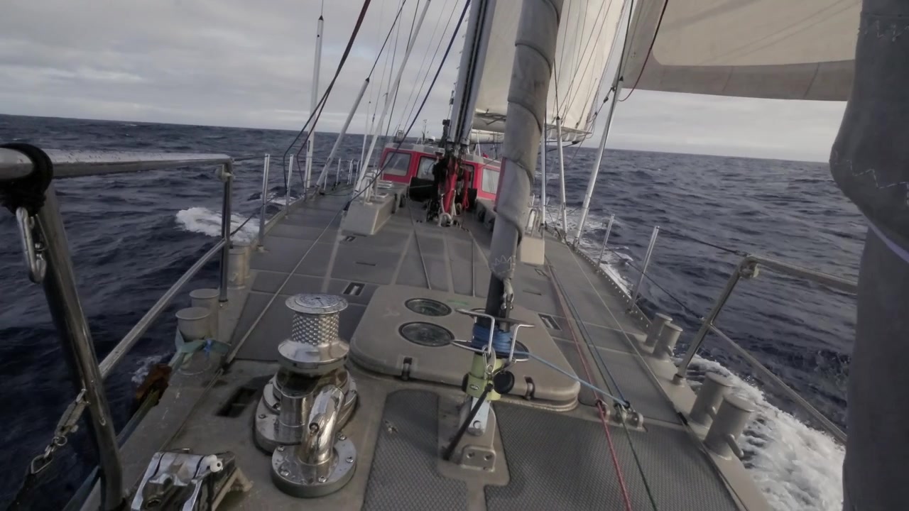 Yacht naviguant dans l'océan Austral