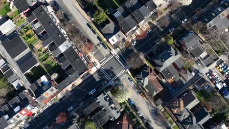 Antena-Arriba-Hacia-Abajo-Del-Cruce-En-Una-Pequeña-Ciudad-Americana-Con-Zona-De-Viviendas