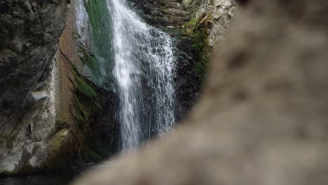 Cascada-En-Chipre-Montañas-Entre-Rocas