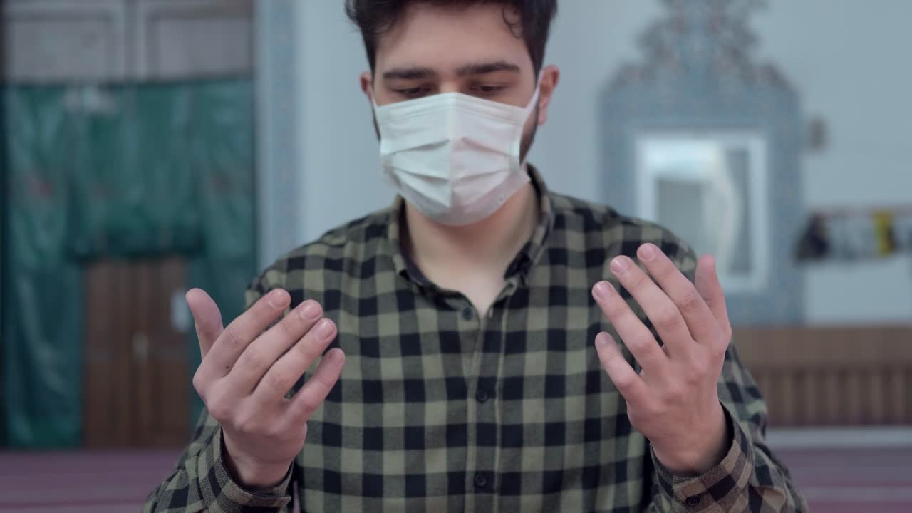 기도하는 가면 쓴 남자