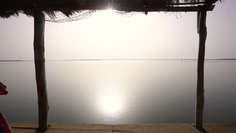 Hafen-Einreisehafen-In-Afrika-Senegal-Holzsteg-Vor-Fluss-Mit-Sonniger-Morgensonne