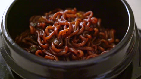 Espagueti-Negro-Coreano-O-Fideos-Instantáneos-Con-Salsa-De-Soja-Chajung-Asada---Estilo-De-Comida-Coreana