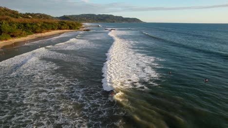 Un-Surfista-Atrapa-La-Ola-En-Una-Playa-De-América-Latina.