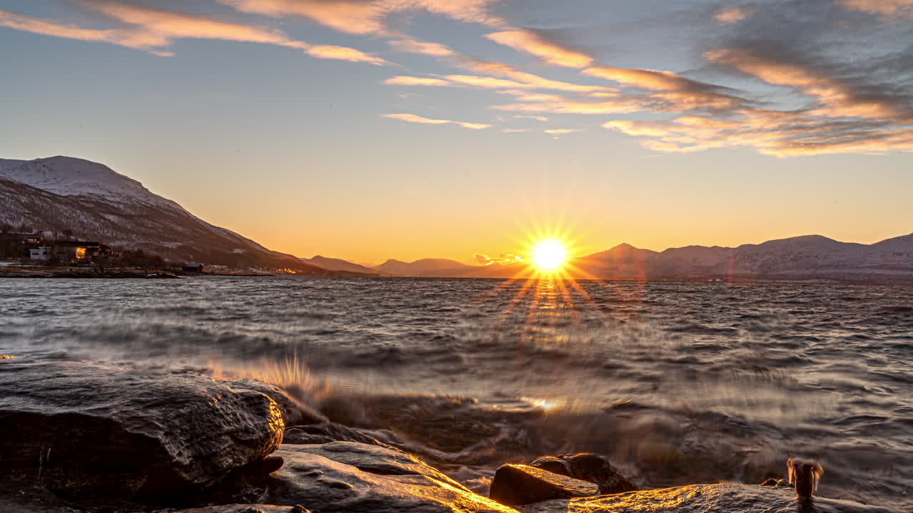 Atardecer pintoresco en la orilla después de la temporada de noche polar en Tromsø, Noruega.