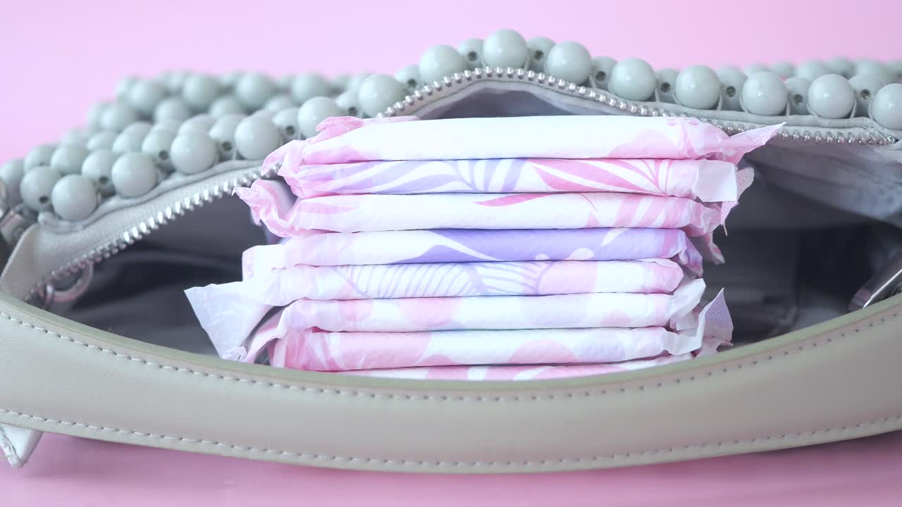 여성 위생용품을 가방에 담고 있습니다.