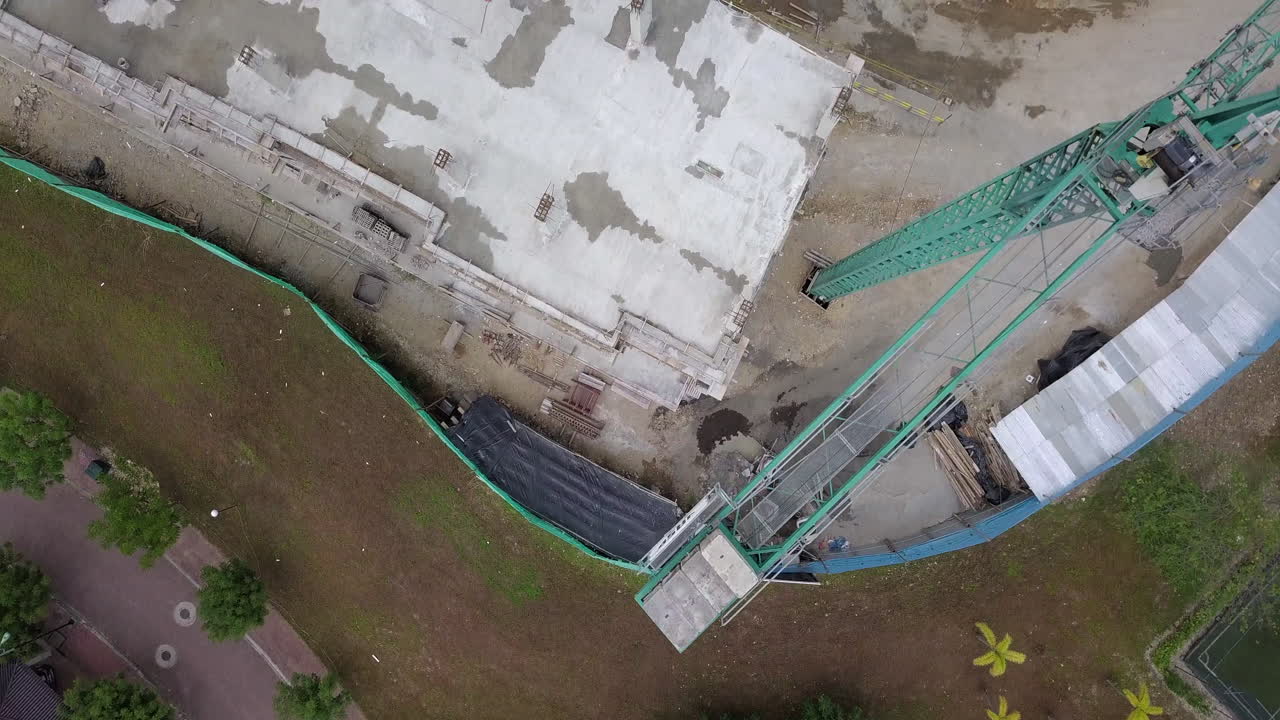 vista aérea directamente sobre un edificio residencial en construcción