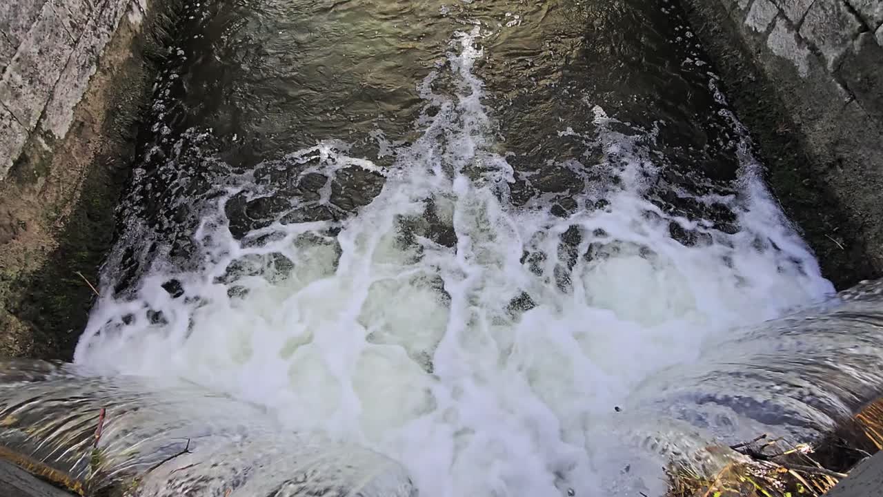 Statisches Video der Großkanalschleuse, Nahaufnahme des fließenden Kanals