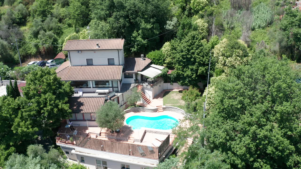 삼림 지대에 있는 지중해 빌라의 공중 인형