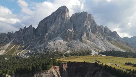 hermoso video aéreo de drones de las enormes montañas dolomitas en los alpes italianos filmado en 4k en verano