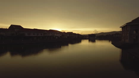 Imágenes-Aéreas-Del-Lago-En-Las-Casas-Filipinas-Del-Acusador