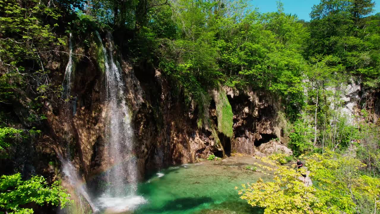 vista aérea de la cascada en el parque nacional de los lagos de plitvice, croacia, en un día soleado de verano, revelando un disparo de drone
