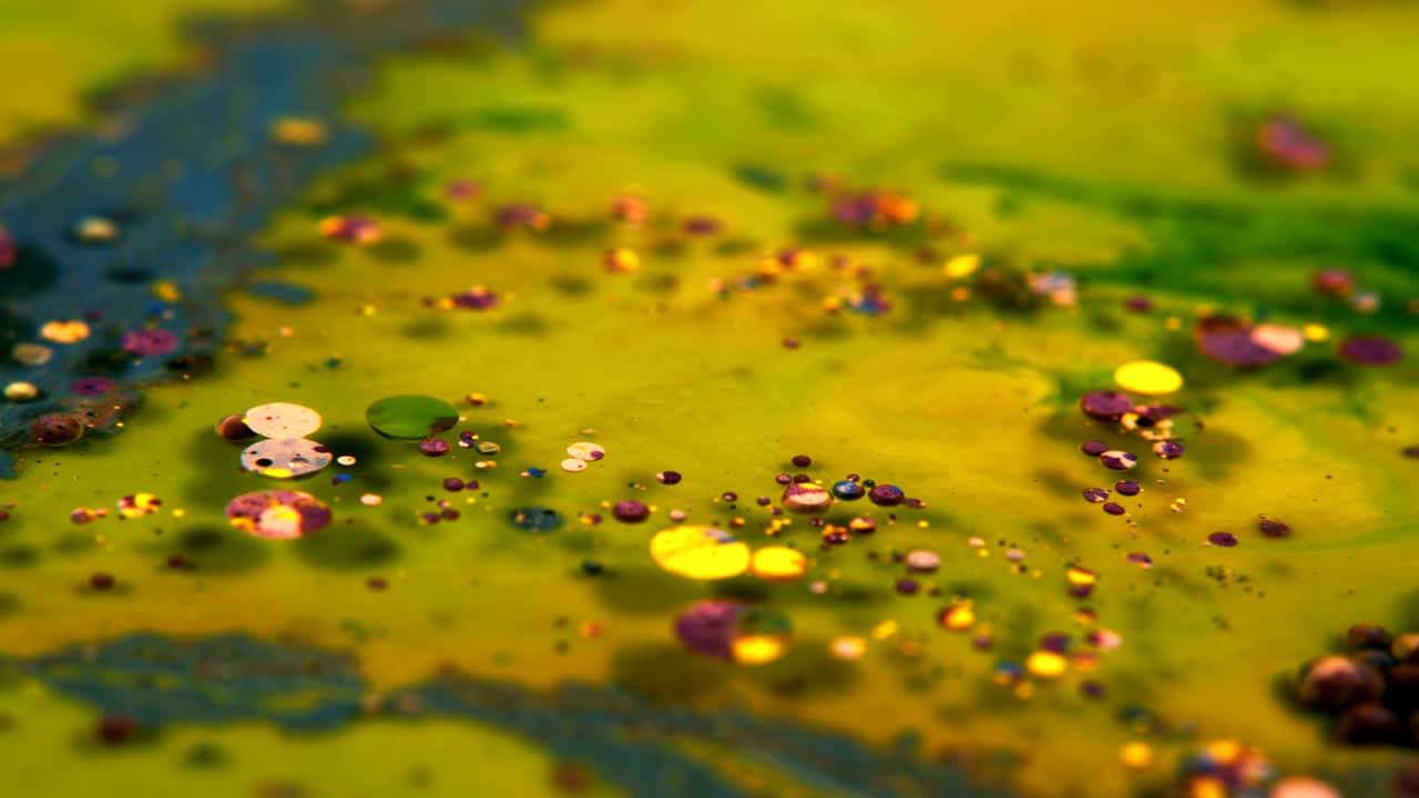 abstractas burbujas de acrílico colorido y pintura alimentaria en el agua