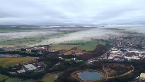 paisaje cubierto de niebla fotografiado por un dron que muestra un pequeño pueblo en wesy, yorkshire, reino unido