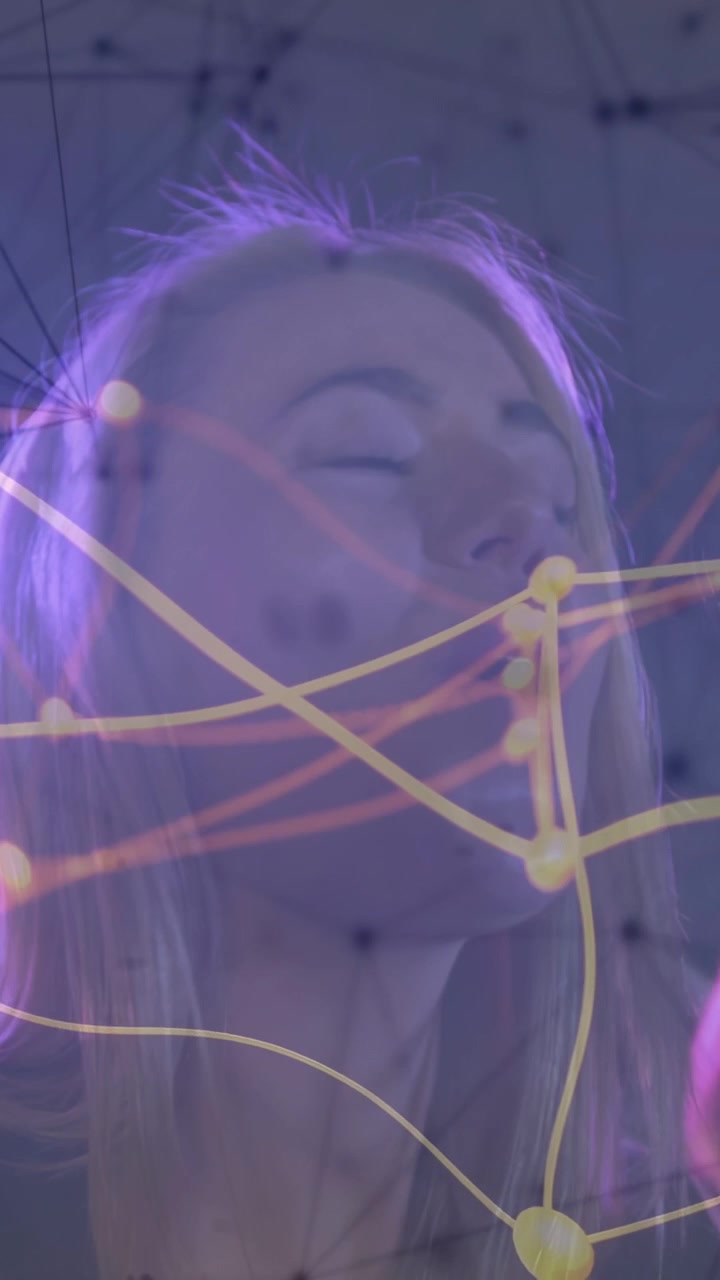 Video verticale: Donna che parla e si inclina in una demo tecnologica, con una proiezione che reagisce alla voce mappando i nodi.