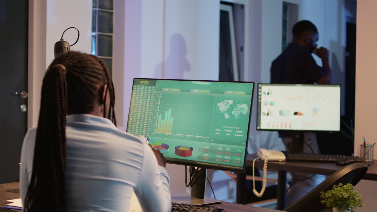 personas que trabajan en la oficina