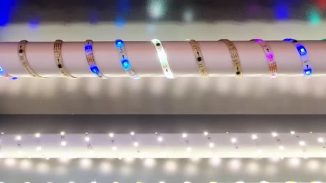 una cadena de luz con led enrollada que parpadea en diferentes colores.