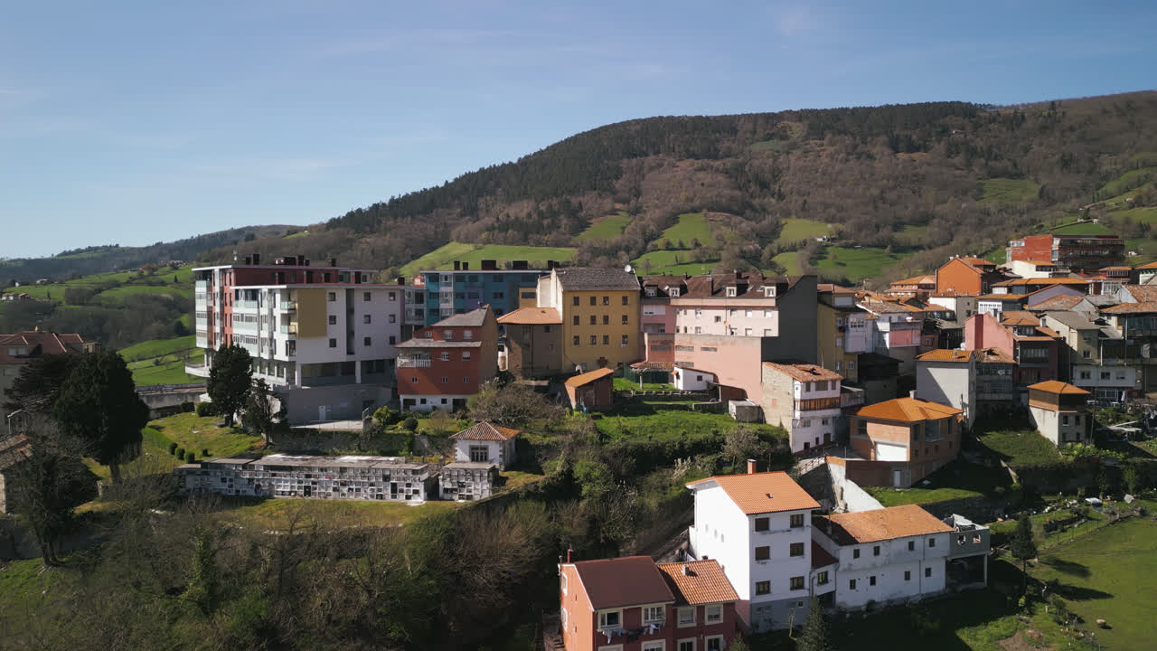 Vista aerea panoramica di una piccola città su una collina