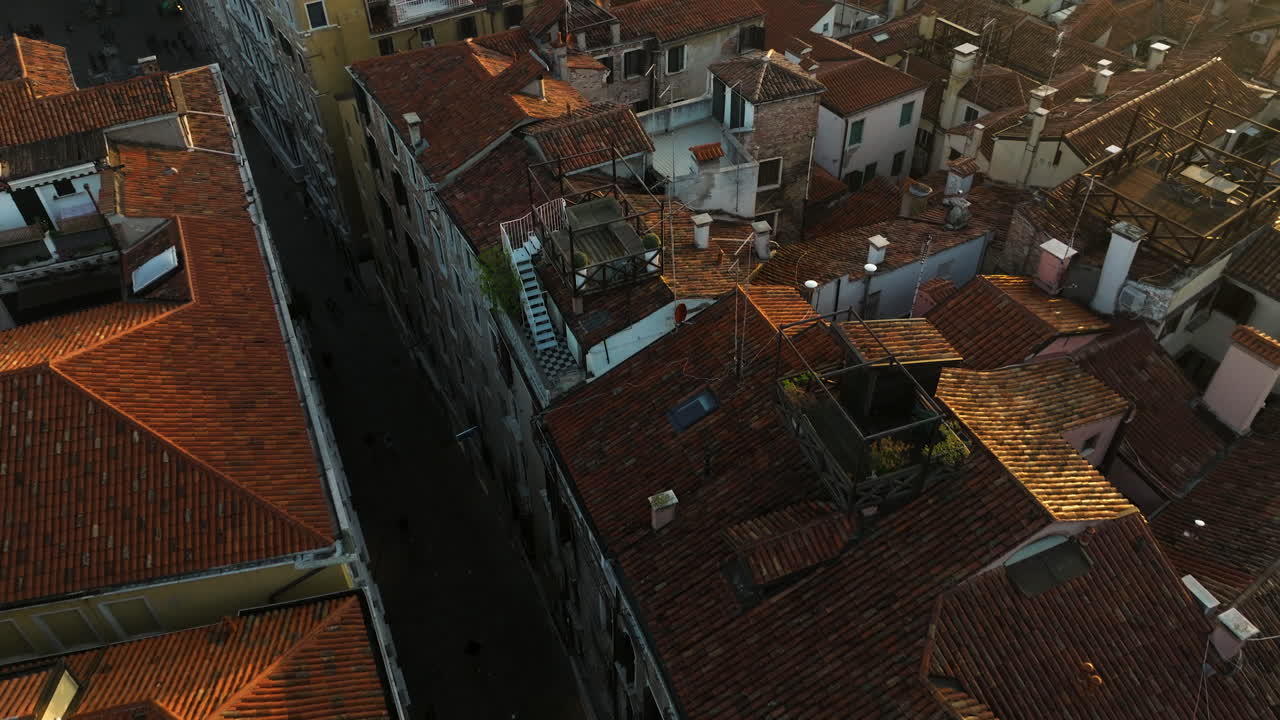Volo sopra i tetti di Venezia in Italia all'alba - ripresa con drone