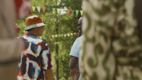 amigos en un festival de música al aire libre